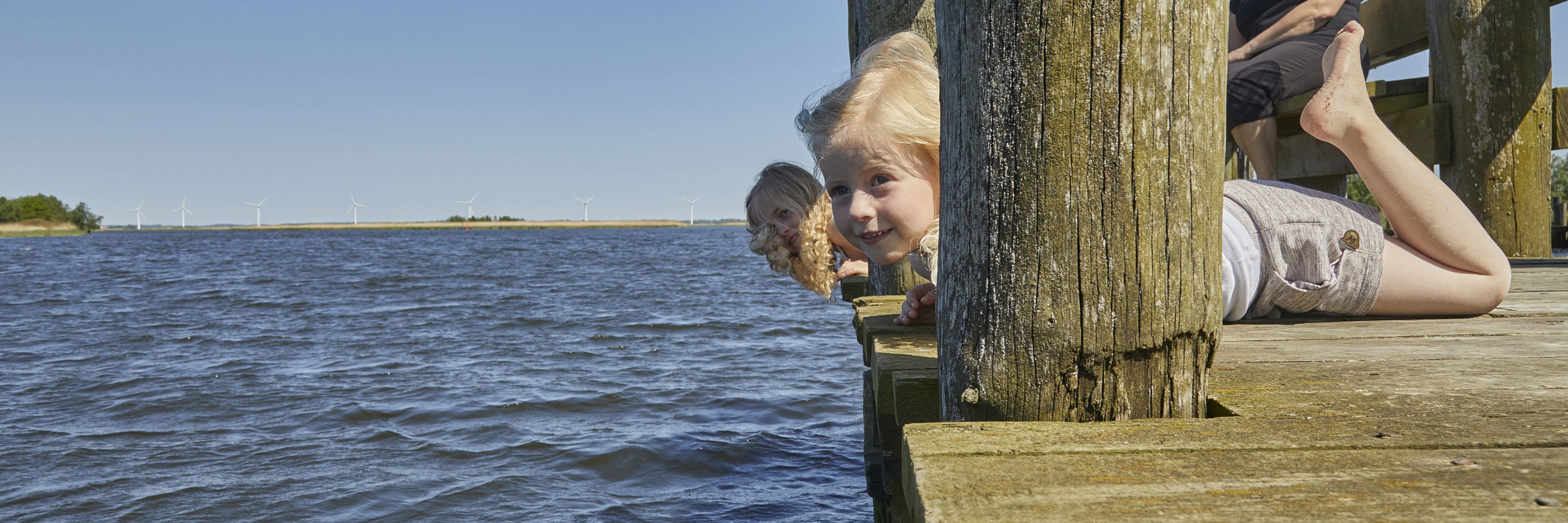 Børn ved vandet i Naturpark Randers Fjord