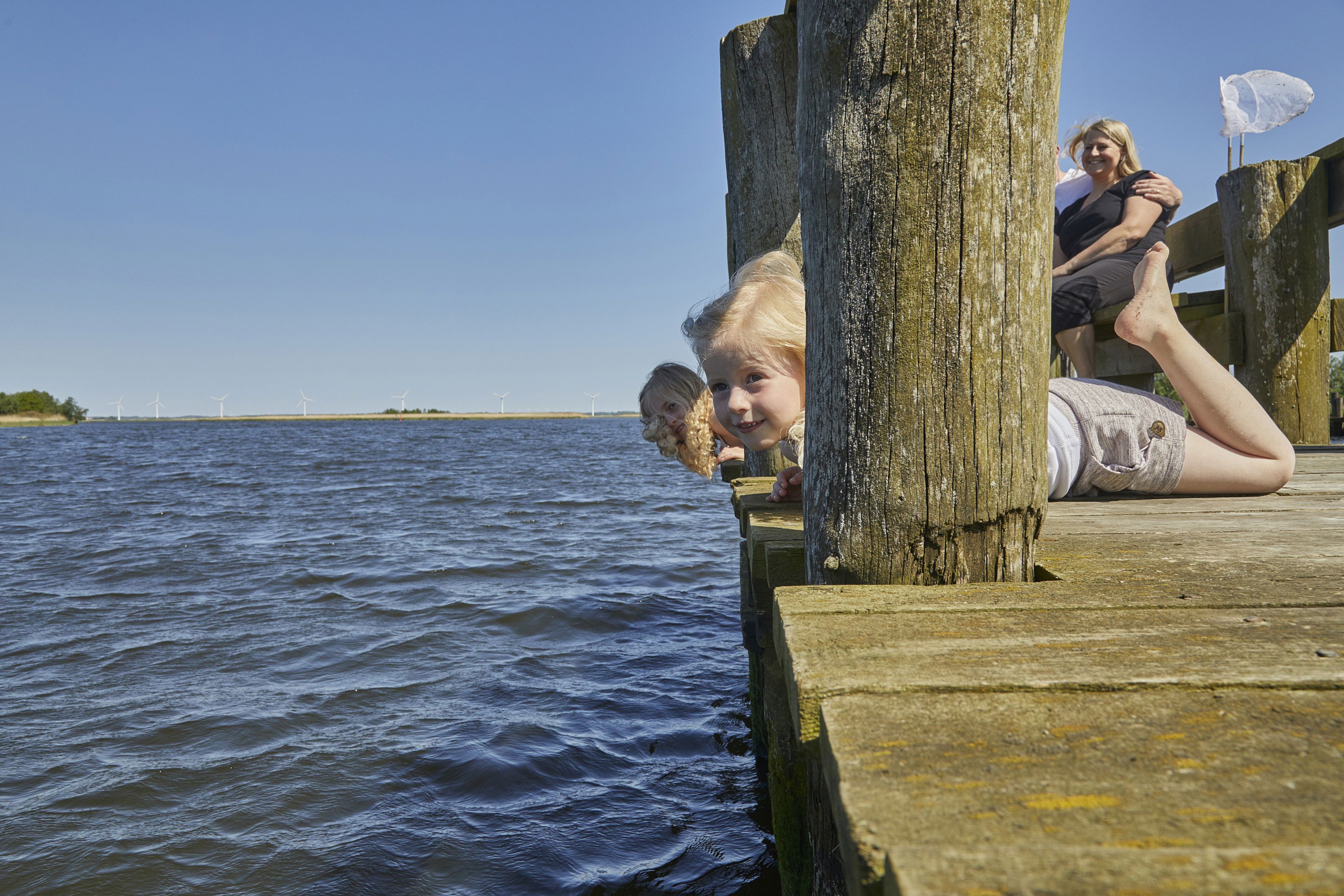 Børn ved vandet i Naturpark Randers Fjord