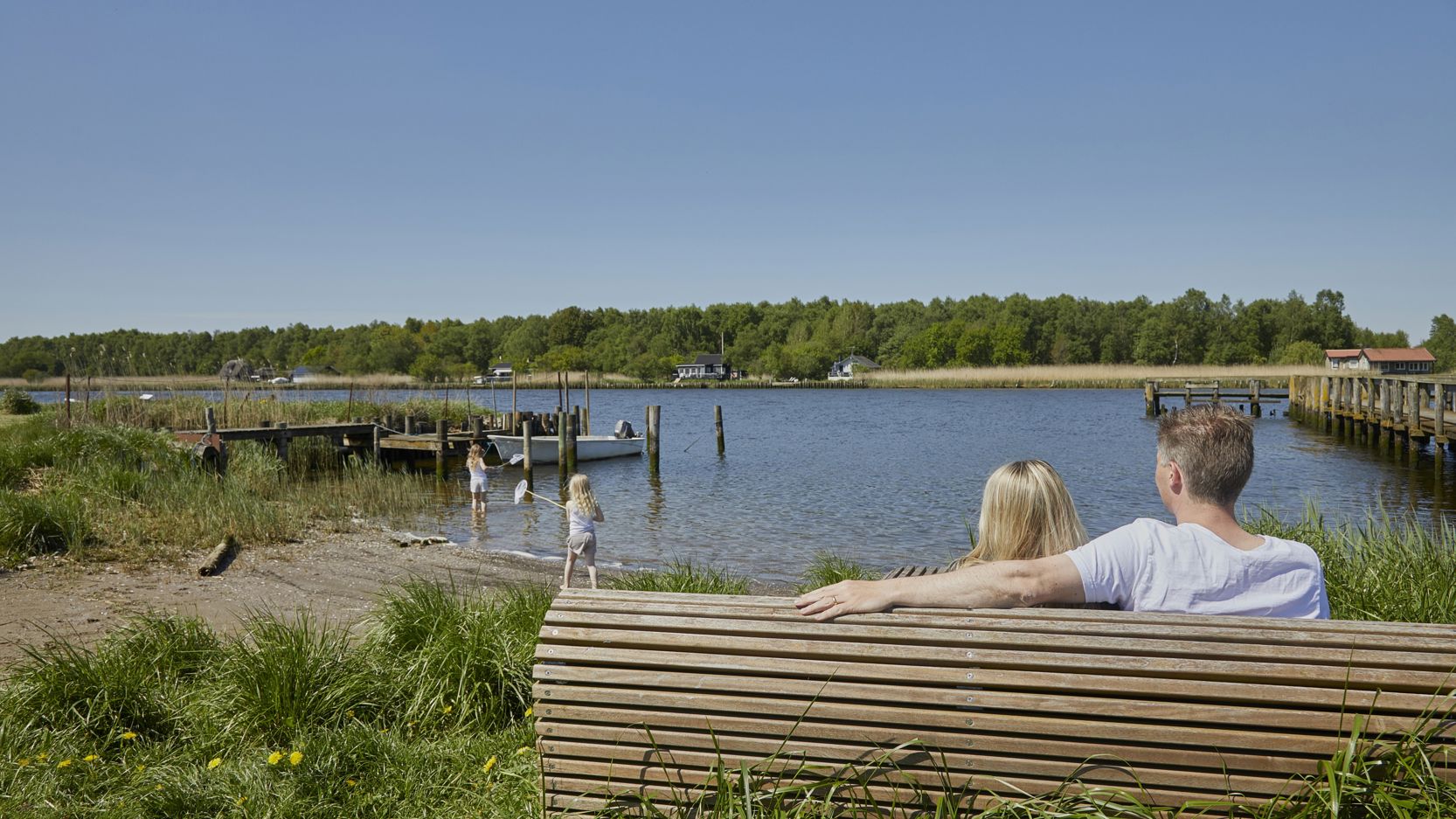 Familie ved vandet i Naturpark Randers Fjord